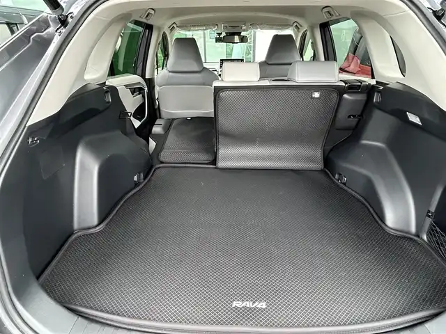 トヨタ ＲＡＶ４ G 香川県 2021(令3)年 2.1万km グレーメタリック トヨタセーフティーセンス/→プリクラッシュ（衝突被害軽減）/→LDA（車線逸脱警報）/純正9型ディスプレイオーディオ/→コネクト内機能付き/パノラミックビューモニター/バックカメラ/レザーシート/シートヒーター/シートメモリー/革巻きステアリング/ステアリングヒーター/ステアリングリモコン/レーダークルーズコントロール/LEDヘッドライト/LEDフォグランプ/オートハイビーム/オートライト/クリアランスソナー/前後ドライブレコーダー/純正18インチアルミホイール/スマートキー/プッシュスタート