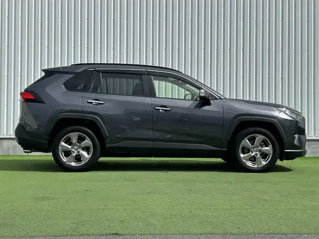 トヨタ ＲＡＶ４ G 香川県 2021(令3)年 2.1万km グレーメタリック トヨタセーフティーセンス/→プリクラッシュ（衝突被害軽減）/→LDA（車線逸脱警報）/純正9型ディスプレイオーディオ/→コネクト内機能付き/パノラミックビューモニター/バックカメラ/レザーシート/シートヒーター/シートメモリー/革巻きステアリング/ステアリングヒーター/ステアリングリモコン/レーダークルーズコントロール/LEDヘッドライト/LEDフォグランプ/オートハイビーム/オートライト/クリアランスソナー/前後ドライブレコーダー/純正18インチアルミホイール/スマートキー/プッシュスタート
