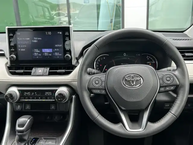 トヨタ ＲＡＶ４ G 香川県 2021(令3)年 2.1万km グレーメタリック トヨタセーフティーセンス/→プリクラッシュ（衝突被害軽減）/→LDA（車線逸脱警報）/純正9型ディスプレイオーディオ/→コネクト内機能付き/パノラミックビューモニター/バックカメラ/レザーシート/シートヒーター/シートメモリー/革巻きステアリング/ステアリングヒーター/ステアリングリモコン/レーダークルーズコントロール/LEDヘッドライト/LEDフォグランプ/オートハイビーム/オートライト/クリアランスソナー/前後ドライブレコーダー/純正18インチアルミホイール/スマートキー/プッシュスタート