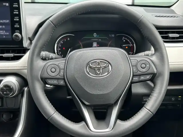 トヨタ ＲＡＶ４ G 香川県 2021(令3)年 2.1万km グレーメタリック トヨタセーフティーセンス/→プリクラッシュ（衝突被害軽減）/→LDA（車線逸脱警報）/純正9型ディスプレイオーディオ/→コネクト内機能付き/パノラミックビューモニター/バックカメラ/レザーシート/シートヒーター/シートメモリー/革巻きステアリング/ステアリングヒーター/ステアリングリモコン/レーダークルーズコントロール/LEDヘッドライト/LEDフォグランプ/オートハイビーム/オートライト/クリアランスソナー/前後ドライブレコーダー/純正18インチアルミホイール/スマートキー/プッシュスタート