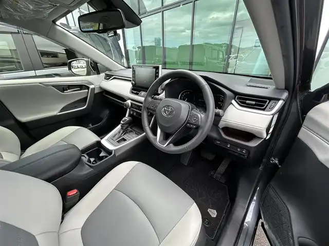 トヨタ ＲＡＶ４ G 香川県 2021(令3)年 2.1万km グレーメタリック トヨタセーフティーセンス/→プリクラッシュ（衝突被害軽減）/→LDA（車線逸脱警報）/純正9型ディスプレイオーディオ/→コネクト内機能付き/パノラミックビューモニター/バックカメラ/レザーシート/シートヒーター/シートメモリー/革巻きステアリング/ステアリングヒーター/ステアリングリモコン/レーダークルーズコントロール/LEDヘッドライト/LEDフォグランプ/オートハイビーム/オートライト/クリアランスソナー/前後ドライブレコーダー/純正18インチアルミホイール/スマートキー/プッシュスタート