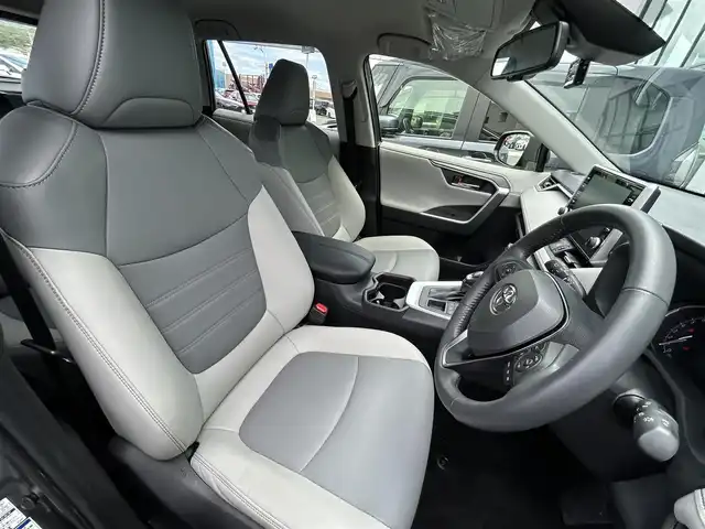 トヨタ ＲＡＶ４ G 香川県 2021(令3)年 2.1万km グレーメタリック トヨタセーフティーセンス/→プリクラッシュ（衝突被害軽減）/→LDA（車線逸脱警報）/純正9型ディスプレイオーディオ/→コネクト内機能付き/パノラミックビューモニター/バックカメラ/レザーシート/シートヒーター/シートメモリー/革巻きステアリング/ステアリングヒーター/ステアリングリモコン/レーダークルーズコントロール/LEDヘッドライト/LEDフォグランプ/オートハイビーム/オートライト/クリアランスソナー/前後ドライブレコーダー/純正18インチアルミホイール/スマートキー/プッシュスタート
