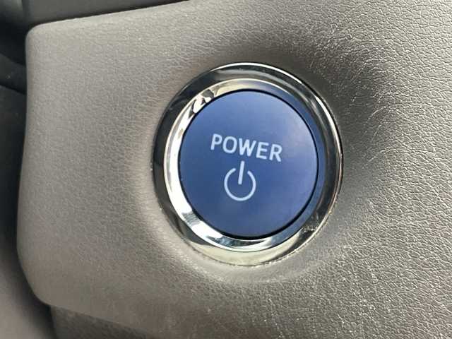 トヨタ クラウン ハイブリッド RS アドバンス 沖縄県 2018(平30)年 7.9万km ホワイトパールクリスタルシャイン 純正ナビ/（フルセグTV　DVD　Bluetooth接続　USB）/バックカメラ/ビルトインETC/ドライブレコーダー/トヨタセーフティセンス/・衝突被害軽減ブレーキ (プリクラッシュセーフティ)																																																		/・追従ドライブ支援機能 (レーダークルーズコントロール)																									/・車線はみ出しアラート (レーンディパーチャーアラート)																									/・自動ハイビーム (オートマチックハイビーム)																									/100V充電/メモリ付きパワーシート/レザーシート/シートヒーター/エアシート/BSM/HUD/パドルシフト/ステアリングスイッチ/ステアリングヒーター/クリアランスソナー/スマートキー/プッシュスタート/純正フロアマット/純正18インチアルミホイール/LEDヘッドライト/オートライト/ドアバイザー/取扱説明書