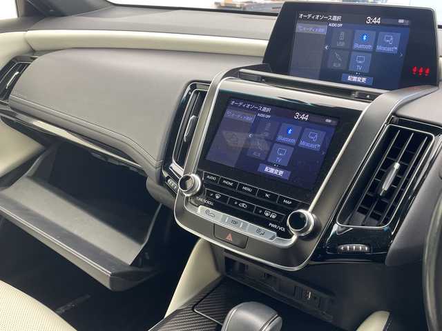 トヨタ クラウン ハイブリッド RS アドバンス 沖縄県 2018(平30)年 7.9万km ホワイトパールクリスタルシャイン 純正ナビ/（フルセグTV　DVD　Bluetooth接続　USB）/バックカメラ/ビルトインETC/ドライブレコーダー/トヨタセーフティセンス/・衝突被害軽減ブレーキ (プリクラッシュセーフティ)																																																		/・追従ドライブ支援機能 (レーダークルーズコントロール)																									/・車線はみ出しアラート (レーンディパーチャーアラート)																									/・自動ハイビーム (オートマチックハイビーム)																									/100V充電/メモリ付きパワーシート/レザーシート/シートヒーター/エアシート/BSM/HUD/パドルシフト/ステアリングスイッチ/ステアリングヒーター/クリアランスソナー/スマートキー/プッシュスタート/純正フロアマット/純正18インチアルミホイール/LEDヘッドライト/オートライト/ドアバイザー/取扱説明書