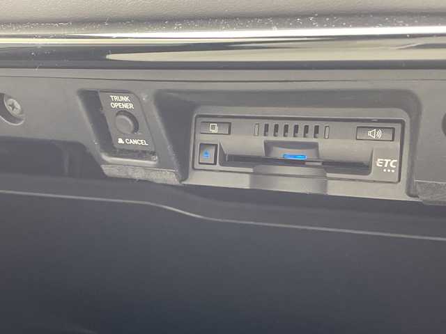 トヨタ クラウン ハイブリッド RS アドバンス 沖縄県 2018(平30)年 7.9万km ホワイトパールクリスタルシャイン 純正ナビ/（フルセグTV　DVD　Bluetooth接続　USB）/バックカメラ/ビルトインETC/ドライブレコーダー/トヨタセーフティセンス/・衝突被害軽減ブレーキ (プリクラッシュセーフティ)																																																		/・追従ドライブ支援機能 (レーダークルーズコントロール)																									/・車線はみ出しアラート (レーンディパーチャーアラート)																									/・自動ハイビーム (オートマチックハイビーム)																									/100V充電/メモリ付きパワーシート/レザーシート/シートヒーター/エアシート/BSM/HUD/パドルシフト/ステアリングスイッチ/ステアリングヒーター/クリアランスソナー/スマートキー/プッシュスタート/純正フロアマット/純正18インチアルミホイール/LEDヘッドライト/オートライト/ドアバイザー/取扱説明書