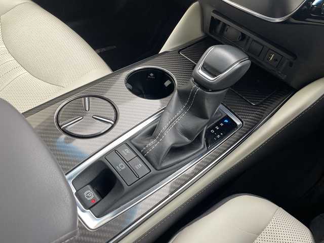 トヨタ クラウン ハイブリッド RS アドバンス 沖縄県 2018(平30)年 7.9万km ホワイトパールクリスタルシャイン 純正ナビ/（フルセグTV　DVD　Bluetooth接続　USB）/バックカメラ/ビルトインETC/ドライブレコーダー/トヨタセーフティセンス/・衝突被害軽減ブレーキ (プリクラッシュセーフティ)																																																		/・追従ドライブ支援機能 (レーダークルーズコントロール)																									/・車線はみ出しアラート (レーンディパーチャーアラート)																									/・自動ハイビーム (オートマチックハイビーム)																									/100V充電/メモリ付きパワーシート/レザーシート/シートヒーター/エアシート/BSM/HUD/パドルシフト/ステアリングスイッチ/ステアリングヒーター/クリアランスソナー/スマートキー/プッシュスタート/純正フロアマット/純正18インチアルミホイール/LEDヘッドライト/オートライト/ドアバイザー/取扱説明書