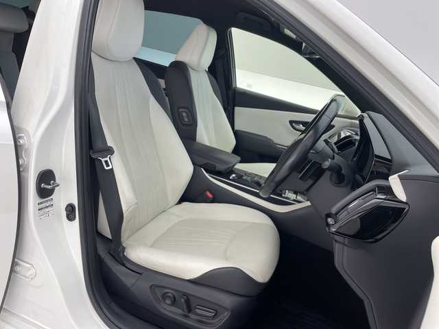 トヨタ クラウン ハイブリッド RS アドバンス 沖縄県 2018(平30)年 7.9万km ホワイトパールクリスタルシャイン 純正ナビ/（フルセグTV　DVD　Bluetooth接続　USB）/バックカメラ/ビルトインETC/ドライブレコーダー/トヨタセーフティセンス/・衝突被害軽減ブレーキ (プリクラッシュセーフティ)																																																		/・追従ドライブ支援機能 (レーダークルーズコントロール)																									/・車線はみ出しアラート (レーンディパーチャーアラート)																									/・自動ハイビーム (オートマチックハイビーム)																									/100V充電/メモリ付きパワーシート/レザーシート/シートヒーター/エアシート/BSM/HUD/パドルシフト/ステアリングスイッチ/ステアリングヒーター/クリアランスソナー/スマートキー/プッシュスタート/純正フロアマット/純正18インチアルミホイール/LEDヘッドライト/オートライト/ドアバイザー/取扱説明書