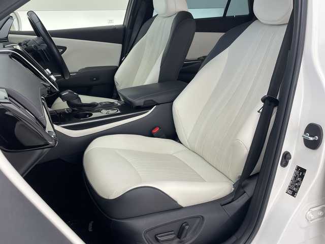 トヨタ クラウン ハイブリッド RS アドバンス 沖縄県 2018(平30)年 7.9万km ホワイトパールクリスタルシャイン 純正ナビ/（フルセグTV　DVD　Bluetooth接続　USB）/バックカメラ/ビルトインETC/ドライブレコーダー/トヨタセーフティセンス/・衝突被害軽減ブレーキ (プリクラッシュセーフティ)																																																		/・追従ドライブ支援機能 (レーダークルーズコントロール)																									/・車線はみ出しアラート (レーンディパーチャーアラート)																									/・自動ハイビーム (オートマチックハイビーム)																									/100V充電/メモリ付きパワーシート/レザーシート/シートヒーター/エアシート/BSM/HUD/パドルシフト/ステアリングスイッチ/ステアリングヒーター/クリアランスソナー/スマートキー/プッシュスタート/純正フロアマット/純正18インチアルミホイール/LEDヘッドライト/オートライト/ドアバイザー/取扱説明書