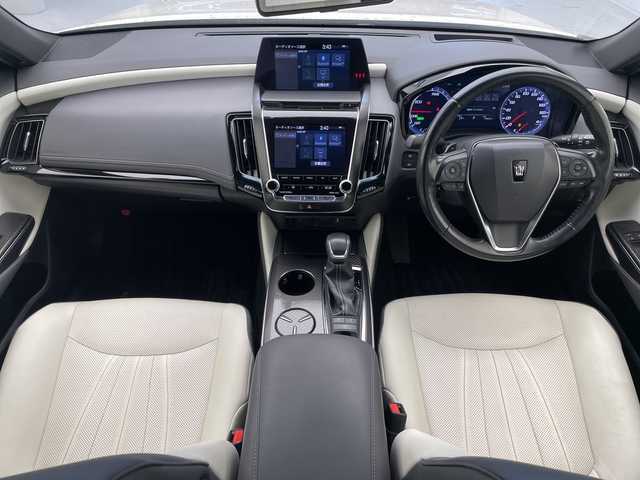 トヨタ クラウン ハイブリッド RS アドバンス 沖縄県 2018(平30)年 7.9万km ホワイトパールクリスタルシャイン 純正ナビ/（フルセグTV　DVD　Bluetooth接続　USB）/バックカメラ/ビルトインETC/ドライブレコーダー/トヨタセーフティセンス/・衝突被害軽減ブレーキ (プリクラッシュセーフティ)																																																		/・追従ドライブ支援機能 (レーダークルーズコントロール)																									/・車線はみ出しアラート (レーンディパーチャーアラート)																									/・自動ハイビーム (オートマチックハイビーム)																									/100V充電/メモリ付きパワーシート/レザーシート/シートヒーター/エアシート/BSM/HUD/パドルシフト/ステアリングスイッチ/ステアリングヒーター/クリアランスソナー/スマートキー/プッシュスタート/純正フロアマット/純正18インチアルミホイール/LEDヘッドライト/オートライト/ドアバイザー/取扱説明書