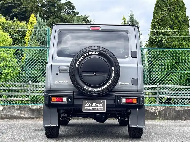 スズキ ジムニー XC 千葉県 2023(令5)年 0.1万km未満 ミディアムグレー AIS検査済み/【2308014765】/【社外パーツ取付け有】/DAMD littleG TRADITIONALキット（社外）/・フロントグリル/・ボンネットカバー/・ボンネットウインカー/・フロントバンパー/・コイト製ハロゲン角型フォグランプ/・サイドモール/・リアバンパー/・ハロゲン角形テールランプ/・マッドフラップ/フロントカメラ（社外）/C.L.LINK KG KW01 16AW（社外） /TOYO TIRES Open Country R/T（社外）/リフトアップキット（社外）/ベンツエンブレム（ブラック塗装）（社外）/カロッツェリアディスプレイオーディオ（社外）/ステアリングスイッチ/スズキセーフティサポート/キーレスプッシュスタートシステム/前席シートヒーター/電格ミラー/クルコン/カロッツェリアディスプレイオーディオ（社外）/シートカバー（社外）/ステアリング（社外）