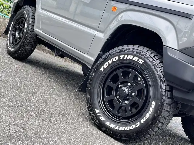 スズキ ジムニー XC 千葉県 2023(令5)年 0.1万km未満 ミディアムグレー AIS検査済み/【2308014765】/【社外パーツ取付け有】/DAMD littleG TRADITIONALキット（社外）/・フロントグリル/・ボンネットカバー/・ボンネットウインカー/・フロントバンパー/・コイト製ハロゲン角型フォグランプ/・サイドモール/・リアバンパー/・ハロゲン角形テールランプ/・マッドフラップ/フロントカメラ（社外）/C.L.LINK KG KW01 16AW（社外） /TOYO TIRES Open Country R/T（社外）/リフトアップキット（社外）/ベンツエンブレム（ブラック塗装）（社外）/カロッツェリアディスプレイオーディオ（社外）/ステアリングスイッチ/スズキセーフティサポート/キーレスプッシュスタートシステム/前席シートヒーター/電格ミラー/クルコン/カロッツェリアディスプレイオーディオ（社外）/シートカバー（社外）/ステアリング（社外）