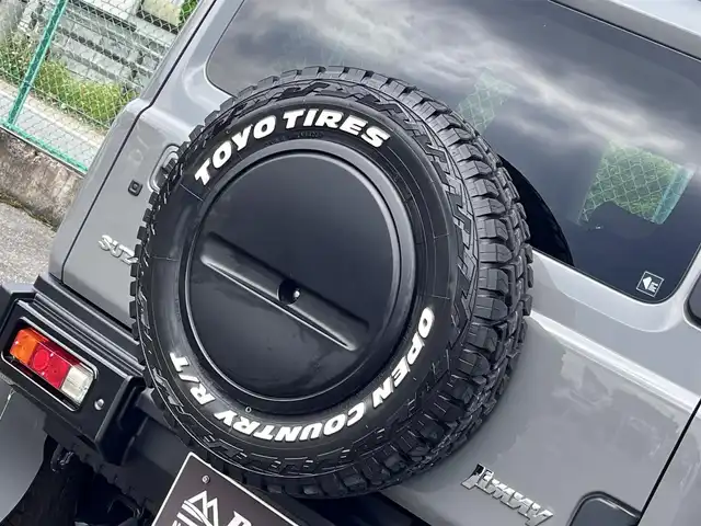 スズキ ジムニー XC 千葉県 2023(令5)年 0.1万km未満 ミディアムグレー AIS検査済み/【2308014765】/【社外パーツ取付け有】/DAMD littleG TRADITIONALキット（社外）/・フロントグリル/・ボンネットカバー/・ボンネットウインカー/・フロントバンパー/・コイト製ハロゲン角型フォグランプ/・サイドモール/・リアバンパー/・ハロゲン角形テールランプ/・マッドフラップ/フロントカメラ（社外）/C.L.LINK KG KW01 16AW（社外） /TOYO TIRES Open Country R/T（社外）/リフトアップキット（社外）/ベンツエンブレム（ブラック塗装）（社外）/カロッツェリアディスプレイオーディオ（社外）/ステアリングスイッチ/スズキセーフティサポート/キーレスプッシュスタートシステム/前席シートヒーター/電格ミラー/クルコン/カロッツェリアディスプレイオーディオ（社外）/シートカバー（社外）/ステアリング（社外）