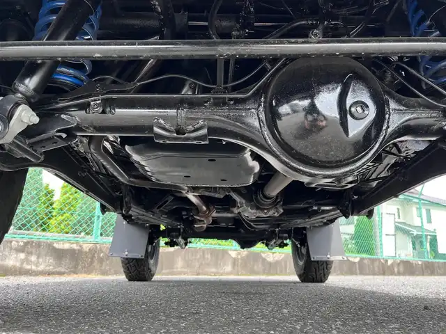 スズキ ジムニー XC 千葉県 2023(令5)年 0.1万km未満 ミディアムグレー AIS検査済み/【2308014765】/【社外パーツ取付け有】/DAMD littleG TRADITIONALキット（社外）/・フロントグリル/・ボンネットカバー/・ボンネットウインカー/・フロントバンパー/・コイト製ハロゲン角型フォグランプ/・サイドモール/・リアバンパー/・ハロゲン角形テールランプ/・マッドフラップ/フロントカメラ（社外）/C.L.LINK KG KW01 16AW（社外） /TOYO TIRES Open Country R/T（社外）/リフトアップキット（社外）/ベンツエンブレム（ブラック塗装）（社外）/カロッツェリアディスプレイオーディオ（社外）/ステアリングスイッチ/スズキセーフティサポート/キーレスプッシュスタートシステム/前席シートヒーター/電格ミラー/クルコン/カロッツェリアディスプレイオーディオ（社外）/シートカバー（社外）/ステアリング（社外）