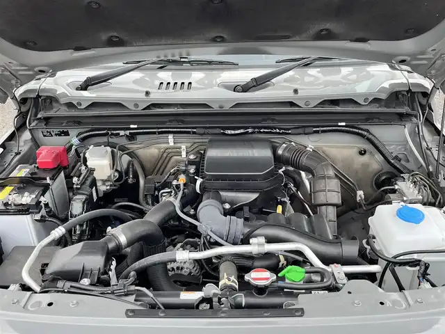 スズキ ジムニー XC 千葉県 2023(令5)年 0.1万km未満 ミディアムグレー AIS検査済み/【2308014765】/【社外パーツ取付け有】/DAMD littleG TRADITIONALキット（社外）/・フロントグリル/・ボンネットカバー/・ボンネットウインカー/・フロントバンパー/・コイト製ハロゲン角型フォグランプ/・サイドモール/・リアバンパー/・ハロゲン角形テールランプ/・マッドフラップ/フロントカメラ（社外）/C.L.LINK KG KW01 16AW（社外） /TOYO TIRES Open Country R/T（社外）/リフトアップキット（社外）/ベンツエンブレム（ブラック塗装）（社外）/カロッツェリアディスプレイオーディオ（社外）/ステアリングスイッチ/スズキセーフティサポート/キーレスプッシュスタートシステム/前席シートヒーター/電格ミラー/クルコン/カロッツェリアディスプレイオーディオ（社外）/シートカバー（社外）/ステアリング（社外）