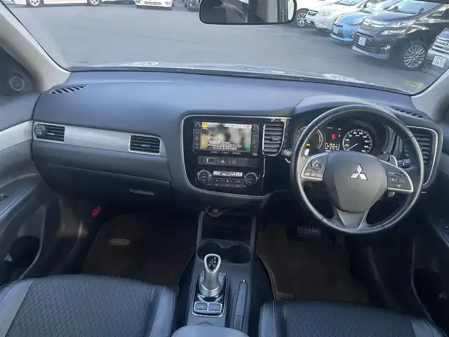 三菱 アウトランダー ＰＨＥＶ G ナビパッケージ 東京都 2013(平25)年 10.8万km ガンＭ (株)IDOMが運営する【じしゃロン昭島店】の自社ローン専用車両になります。/こちらは現金またはオートローンご利用時の価格です。/自社ローンご希望の方は別途その旨お申付け下さい/４WD/純正SDナビ/BT接続/TV/バックカメラ/ハーフレザー/パワーバックドア/レーダークルーズコントロール/スマートキー/プッシュスタート