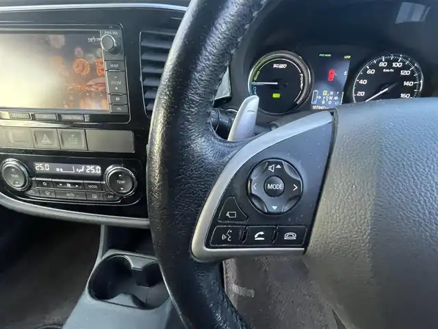 三菱 アウトランダー ＰＨＥＶ G ナビパッケージ 東京都 2013(平25)年 10.8万km ガンＭ (株)IDOMが運営する【じしゃロン昭島店】の自社ローン専用車両になります。/こちらは現金またはオートローンご利用時の価格です。/自社ローンご希望の方は別途その旨お申付け下さい/４WD/純正SDナビ/BT接続/TV/バックカメラ/ハーフレザー/パワーバックドア/レーダークルーズコントロール/スマートキー/プッシュスタート