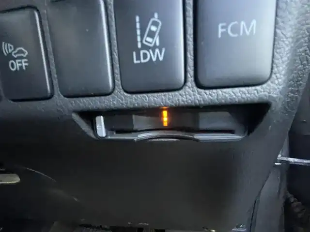 三菱 アウトランダー ＰＨＥＶ G ナビパッケージ 東京都 2013(平25)年 10.8万km ガンＭ (株)IDOMが運営する【じしゃロン昭島店】の自社ローン専用車両になります。/こちらは現金またはオートローンご利用時の価格です。/自社ローンご希望の方は別途その旨お申付け下さい/４WD/純正SDナビ/BT接続/TV/バックカメラ/ハーフレザー/パワーバックドア/レーダークルーズコントロール/スマートキー/プッシュスタート