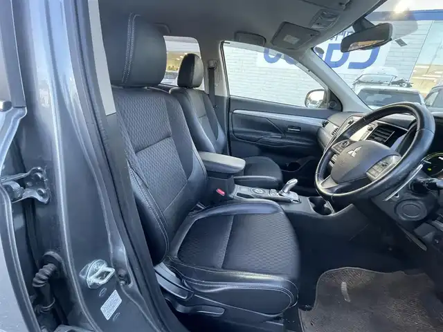 三菱 アウトランダー ＰＨＥＶ G ナビパッケージ 東京都 2013(平25)年 10.8万km ガンＭ (株)IDOMが運営する【じしゃロン昭島店】の自社ローン専用車両になります。/こちらは現金またはオートローンご利用時の価格です。/自社ローンご希望の方は別途その旨お申付け下さい/４WD/純正SDナビ/BT接続/TV/バックカメラ/ハーフレザー/パワーバックドア/レーダークルーズコントロール/スマートキー/プッシュスタート