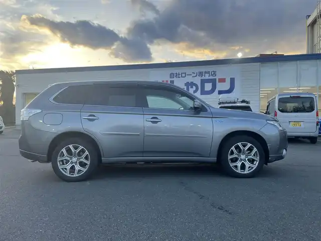 三菱 アウトランダー ＰＨＥＶ G ナビパッケージ 東京都 2013(平25)年 10.8万km ガンＭ (株)IDOMが運営する【じしゃロン昭島店】の自社ローン専用車両になります。/こちらは現金またはオートローンご利用時の価格です。/自社ローンご希望の方は別途その旨お申付け下さい/４WD/純正SDナビ/BT接続/TV/バックカメラ/ハーフレザー/パワーバックドア/レーダークルーズコントロール/スマートキー/プッシュスタート