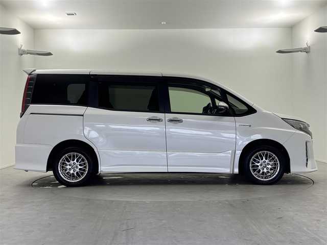 トヨタ ノア ハイブリッド Si ダブルバイビーⅡ 福井県 2020(令2)年 2万km ホワイトパールクリスタルシャイン トヨタセーフティーセンス/・プリクラッシュセーフティ/・レーンディパーチャーアラート/・オートハイビーム/クルーズコントロール/純正10インチナビ/・CD.DVD.SD.BT/フルセグTV/バックモニター/ハーフレザーシート/・前席シートヒーター/LEDヘッドライト/フォグランプ/アイドリングストップ/横滑り防止装置/ビルトインETC/ステアリングスイッチ/プッシュスタート/スマートキー/純正16インチアルミホイール/純正フロアマット/後席ロールサンシェード/シートバックテーブル