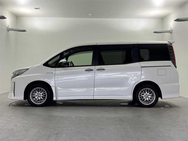 トヨタ ノア ハイブリッド Si ダブルバイビーⅡ 福井県 2020(令2)年 2万km ホワイトパールクリスタルシャイン トヨタセーフティーセンス/・プリクラッシュセーフティ/・レーンディパーチャーアラート/・オートハイビーム/クルーズコントロール/純正10インチナビ/・CD.DVD.SD.BT/フルセグTV/バックモニター/ハーフレザーシート/・前席シートヒーター/LEDヘッドライト/フォグランプ/アイドリングストップ/横滑り防止装置/ビルトインETC/ステアリングスイッチ/プッシュスタート/スマートキー/純正16インチアルミホイール/純正フロアマット/後席ロールサンシェード/シートバックテーブル
