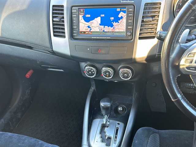 三菱 アウトランダー 24G 石川県 2009(平21)年 14.6万km クールシルバーメタリック 4WD/純正HDDナビゲーション/【FM/AM・CD/DVD】/・アナログTV/バックカメラ/アクティブスタビリティコントロール/ステアリングスイッチ/ステアリングリモコン/パドルシフト/オートライト/フォグランプ/電格ミラー/純正AWスタッドレスタイヤ車載/純正フロアマット/純正ドアバイザー