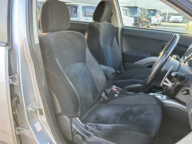 三菱 アウトランダー 24G 石川県 2009(平21)年 14.6万km クールシルバーメタリック 4WD/純正HDDナビゲーション/【FM/AM・CD/DVD】/・アナログTV/バックカメラ/アクティブスタビリティコントロール/ステアリングスイッチ/ステアリングリモコン/パドルシフト/オートライト/フォグランプ/電格ミラー/純正AWスタッドレスタイヤ車載/純正フロアマット/純正ドアバイザー