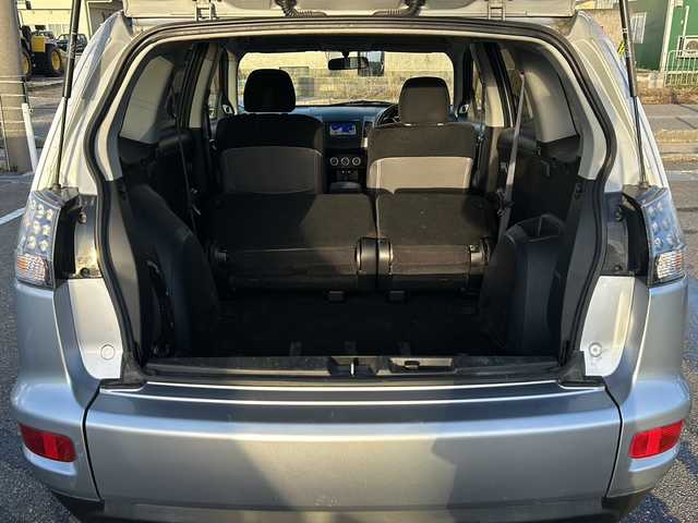 三菱 アウトランダー 24G 石川県 2009(平21)年 14.6万km クールシルバーメタリック 4WD/純正HDDナビゲーション/【FM/AM・CD/DVD】/・アナログTV/バックカメラ/アクティブスタビリティコントロール/ステアリングスイッチ/ステアリングリモコン/パドルシフト/オートライト/フォグランプ/電格ミラー/純正AWスタッドレスタイヤ車載/純正フロアマット/純正ドアバイザー