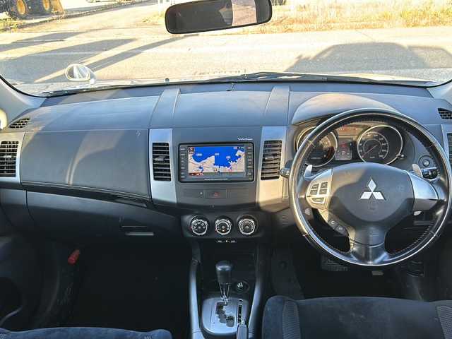 三菱 アウトランダー 24G 石川県 2009(平21)年 14.6万km クールシルバーメタリック 4WD/純正HDDナビゲーション/【FM/AM・CD/DVD】/・アナログTV/バックカメラ/アクティブスタビリティコントロール/ステアリングスイッチ/ステアリングリモコン/パドルシフト/オートライト/フォグランプ/電格ミラー/純正AWスタッドレスタイヤ車載/純正フロアマット/純正ドアバイザー