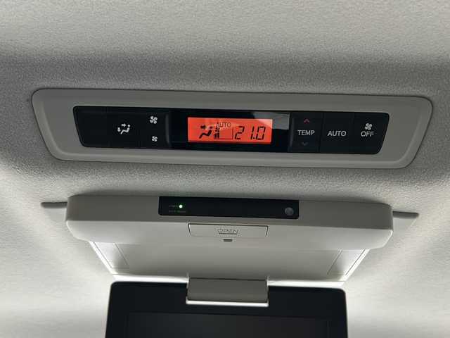 トヨタ ヴォクシー ハイブリッド V 愛知県 2015(平27)年 14.5万km ホワイトパールクリスタルシャイン ワンオーナー/置くだけ充電/モデリスタエアロ/革調シートカバー/純正SDナビ/フルセグTV・CD・DVD・SD・Bluetooth/バックカメラ/純正フリップダウンモニター/両側パワースライドドア/前席シートヒーター/LEDヘッドランプ/フォグランプ/ステアリングスイッチ/スマートキー/プッシュスタート/純正フロアマット/保証書/取扱説明書/スペアスマートキー