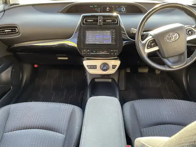 トヨタ プリウス S 千葉県 2016(平28)年 11.2万km スーパーホワイトⅡ (株)IDOMが運営する【じしゃロン柏店】の自社ローン対象車両になります。こちらは現金ご利用時の価格です。/自社ローンご希望の方は別途その旨お申付け下さい。い//禁煙車/SDワンセグナビ/（CD/AM/FMラジオ/バックカメラ）/(Bluetooth)/スマートキー/プッシュスタート/バックカメラ/ＥＴＣ/ステアリングリモコン/電動格納ドアミラー/パワーウインドウ/オートライト/横滑り防止装置