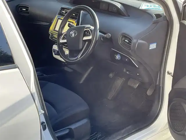 トヨタ プリウス S 千葉県 2016(平28)年 11.2万km スーパーホワイトⅡ (株)IDOMが運営する【じしゃロン柏店】の自社ローン対象車両になります。こちらは現金ご利用時の価格です。/自社ローンご希望の方は別途その旨お申付け下さい。い//禁煙車/SDワンセグナビ/（CD/AM/FMラジオ/バックカメラ）/(Bluetooth)/スマートキー/プッシュスタート/バックカメラ/ＥＴＣ/ステアリングリモコン/電動格納ドアミラー/パワーウインドウ/オートライト/横滑り防止装置