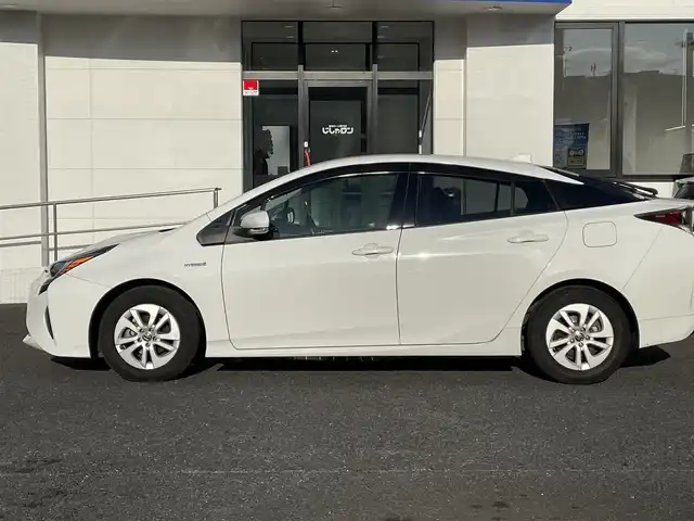 トヨタ プリウス S 千葉県 2016(平28)年 11.2万km スーパーホワイトⅡ (株)IDOMが運営する【じしゃロン柏店】の自社ローン対象車両になります。こちらは現金ご利用時の価格です。/自社ローンご希望の方は別途その旨お申付け下さい。い//禁煙車/SDワンセグナビ/（CD/AM/FMラジオ/バックカメラ）/(Bluetooth)/スマートキー/プッシュスタート/バックカメラ/ＥＴＣ/ステアリングリモコン/電動格納ドアミラー/パワーウインドウ/オートライト/横滑り防止装置