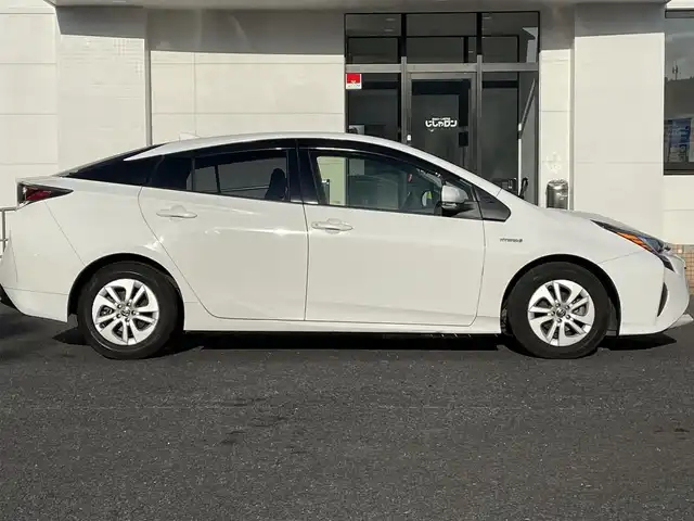 トヨタ プリウス S 千葉県 2016(平28)年 11.2万km スーパーホワイトⅡ (株)IDOMが運営する【じしゃロン柏店】の自社ローン対象車両になります。こちらは現金ご利用時の価格です。/自社ローンご希望の方は別途その旨お申付け下さい。い//禁煙車/SDワンセグナビ/（CD/AM/FMラジオ/バックカメラ）/(Bluetooth)/スマートキー/プッシュスタート/バックカメラ/ＥＴＣ/ステアリングリモコン/電動格納ドアミラー/パワーウインドウ/オートライト/横滑り防止装置