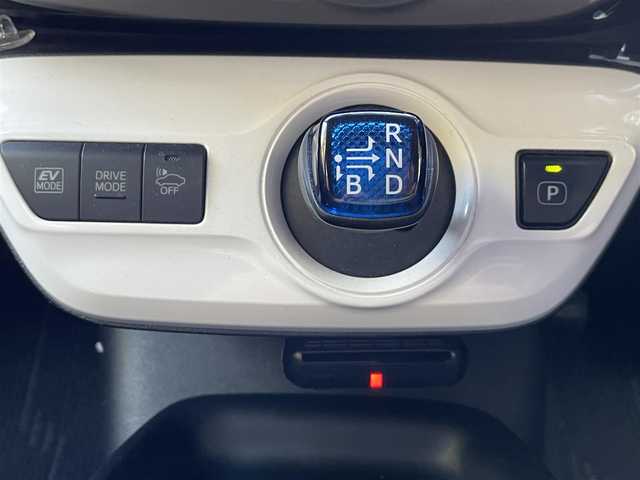 トヨタ プリウス S 千葉県 2016(平28)年 11.2万km スーパーホワイトⅡ (株)IDOMが運営する【じしゃロン柏店】の自社ローン対象車両になります。こちらは現金ご利用時の価格です。/自社ローンご希望の方は別途その旨お申付け下さい。い//禁煙車/SDワンセグナビ/（CD/AM/FMラジオ/バックカメラ）/(Bluetooth)/スマートキー/プッシュスタート/バックカメラ/ＥＴＣ/ステアリングリモコン/電動格納ドアミラー/パワーウインドウ/オートライト/横滑り防止装置