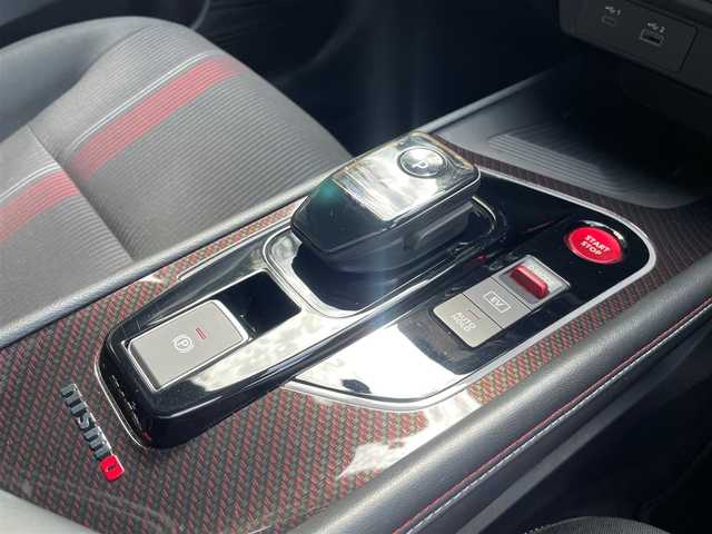 日産 オーラ ニスモ 埼玉県 2023(令5)年 1.4万km ピュアホワイトパール /ワンオーナー//純正メモリナビ//フルセグTV//全方位カメラ//プロパイロット//クルーズコントロール//ビルトインETC2.0//スマートキー×2//LEDヘッドライト//前2席シートヒーター//ステアリングヒーター//エマージェンシーブレーキ//ハンドル支援//側方支援/後側方支援//クリアランスソナー//W.サイドエアバッグ//カーテン.ニーエアバッグ//ABS/横滑り防止装置//インテリジェントルームミラー//ドライブレコーダー//前後LEDフォグ//革巻きステアリング//オートライト//プライバシーガラス//ドアバイザー//純正17インチAW//新車時保証書//取扱説明書//ナビ取説
