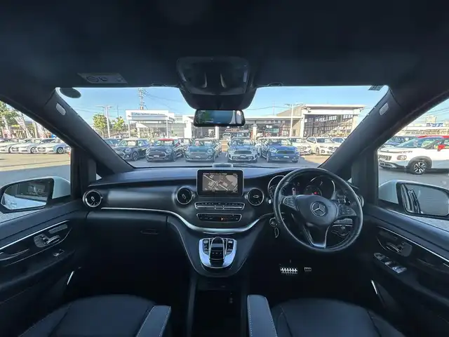 メルセデス・ベンツ Ｖ２２０ d AVG ロング AMGライン 滋賀県 2020(令2)年 1.9万km ロッククリスタルホワイト パノラマスライディングルーフ/純正メモリナビ/【フルセグTV/BT】/リアエンターテイメントシステム/360°カメラ/ETC2.0/ドライブレコーダー/Burmesterサウンドシステム/両側パワースライドドア/電動リアゲート/ルーフレール/本革レザーシート（黒）/シートヒーター/アクティブブレーキアシスト/ブラインドスポットアシスト/レーンキープアシスト/純正フロアマット