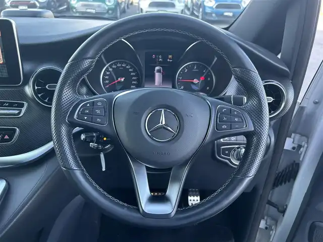 メルセデス・ベンツ Ｖ２２０ d AVG ロング AMGライン 滋賀県 2020(令2)年 1.9万km ロッククリスタルホワイト パノラマスライディングルーフ/純正メモリナビ/【フルセグTV/BT】/リアエンターテイメントシステム/360°カメラ/ETC2.0/ドライブレコーダー/Burmesterサウンドシステム/両側パワースライドドア/電動リアゲート/ルーフレール/本革レザーシート（黒）/シートヒーター/アクティブブレーキアシスト/ブラインドスポットアシスト/レーンキープアシスト/純正フロアマット