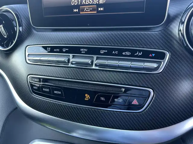 メルセデス・ベンツ Ｖ２２０ d AVG ロング AMGライン 滋賀県 2020(令2)年 1.9万km ロッククリスタルホワイト パノラマスライディングルーフ/純正メモリナビ/【フルセグTV/BT】/リアエンターテイメントシステム/360°カメラ/ETC2.0/ドライブレコーダー/Burmesterサウンドシステム/両側パワースライドドア/電動リアゲート/ルーフレール/本革レザーシート（黒）/シートヒーター/アクティブブレーキアシスト/ブラインドスポットアシスト/レーンキープアシスト/純正フロアマット
