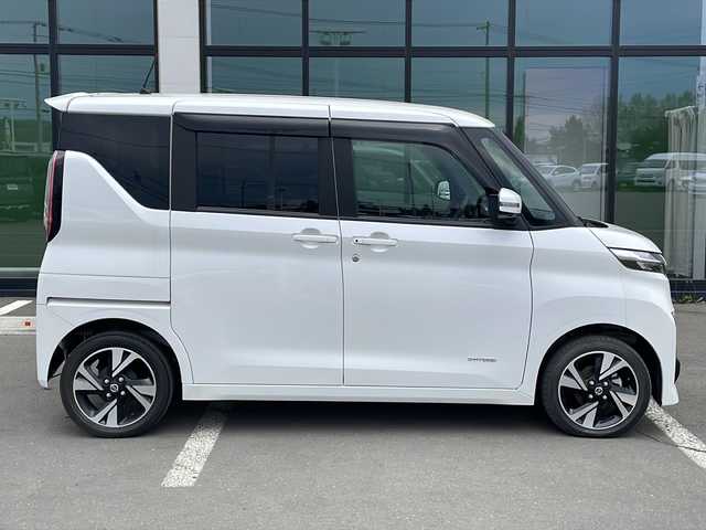 日産 ルークス ハイウェイスター Gターボ 道東・釧路十勝 2022(令4)年 1.5万km ホワイトパール ・4WD/・社外SDナビ/（ワンセグ FM AM CD DVD AUX BT）/・全方位カメラ/バックカメラ/・片側パワースライドドア/・ハンズフリーオートスライドドア/・エマージェンシーブレーキ/・車線逸脱警報/・先行車発進お知らせ/・速度標識表示/・ふらつき警報/・ビーグルダイナミクスコントロール/・LEDヘッドライト/・フォグライト/・オートライト/・オートマチックハイビーム/・ヘッドライトレベライザー/・コーナーセンサー/・ステアリングスイッチ/・電格ウィンカーミラー/・スマートキー