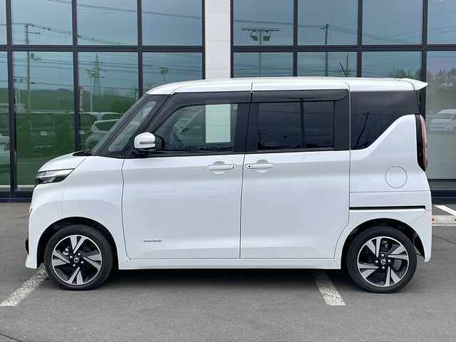 日産 ルークス ハイウェイスター Gターボ 道東・釧路十勝 2022(令4)年 1.5万km ホワイトパール ・4WD/・社外SDナビ/（ワンセグ FM AM CD DVD AUX BT）/・全方位カメラ/バックカメラ/・片側パワースライドドア/・ハンズフリーオートスライドドア/・エマージェンシーブレーキ/・車線逸脱警報/・先行車発進お知らせ/・速度標識表示/・ふらつき警報/・ビーグルダイナミクスコントロール/・LEDヘッドライト/・フォグライト/・オートライト/・オートマチックハイビーム/・ヘッドライトレベライザー/・コーナーセンサー/・ステアリングスイッチ/・電格ウィンカーミラー/・スマートキー