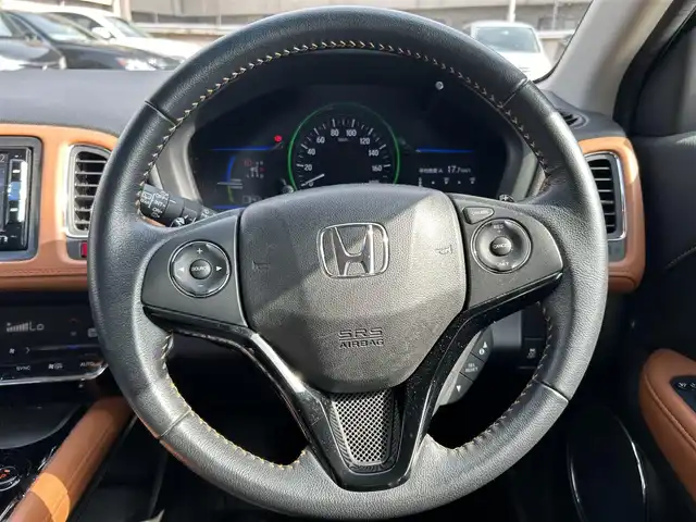 ホンダ ヴェゼル ハイブリッド Z 広島県 2015(平27)年 8.1万km ホワイトオーキッドパール 禁煙車/パドルシフト/純正17インチAW/純正SDナビ/(BT/DVD/CD/AUX/USB/iPod)/フルセグテレビ/バックカメラ/クルーズコントロール/プッシュスタート/オートライト/純正LEDヘッドライト/純正フロアマット/フォグランプ/スペアキー