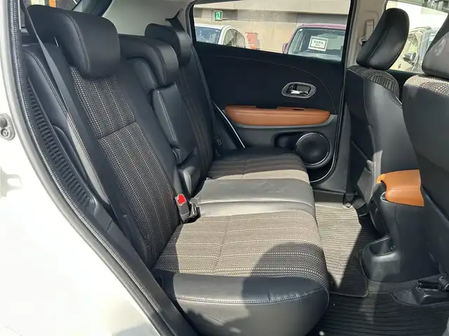 ホンダ ヴェゼル ハイブリッド Z 広島県 2015(平27)年 8.1万km ホワイトオーキッドパール 禁煙車/パドルシフト/純正17インチAW/純正SDナビ/(BT/DVD/CD/AUX/USB/iPod)/フルセグテレビ/バックカメラ/クルーズコントロール/プッシュスタート/オートライト/純正LEDヘッドライト/純正フロアマット/フォグランプ/スペアキー