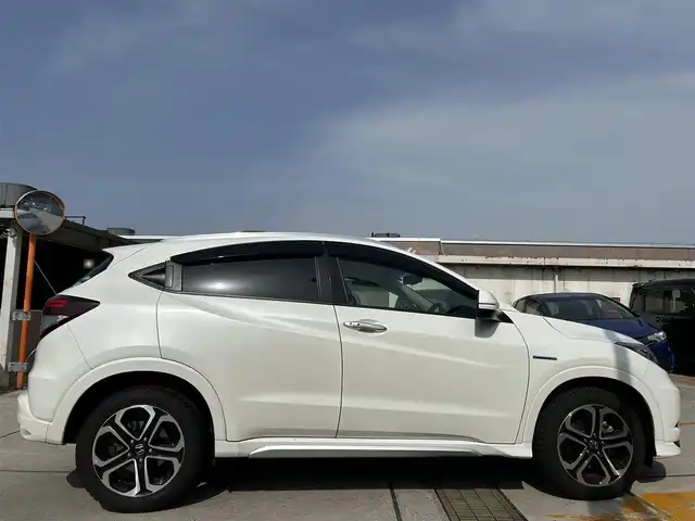 ホンダ ヴェゼル ハイブリッド Z 広島県 2015(平27)年 8.1万km ホワイトオーキッドパール 禁煙車/パドルシフト/純正17インチAW/純正SDナビ/(BT/DVD/CD/AUX/USB/iPod)/フルセグテレビ/バックカメラ/クルーズコントロール/プッシュスタート/オートライト/純正LEDヘッドライト/純正フロアマット/フォグランプ/スペアキー
