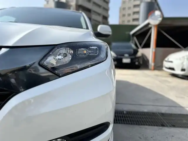 ホンダ ヴェゼル ハイブリッド Z 広島県 2015(平27)年 8.1万km ホワイトオーキッドパール 禁煙車/パドルシフト/純正17インチAW/純正SDナビ/(BT/DVD/CD/AUX/USB/iPod)/フルセグテレビ/バックカメラ/クルーズコントロール/プッシュスタート/オートライト/純正LEDヘッドライト/純正フロアマット/フォグランプ/スペアキー