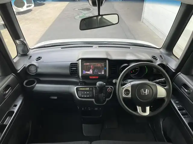 ホンダ Ｎ ＢＯＸ G SSパッケージ 千葉県 2017(平29)年 1.7万km プレミアムホワイトパールⅡ ワンオーナー/純正ナビ/ワンセグTV/CD/Blue Tooth/D/N席シートヒーター/両側パワスラドア/ビルトインETC/電動格納ミラー/後席ロールシェード/前席背面テーブル/後席スピーカー/チップアップシート/キセノンヘッドライト/バックカメラ/取説/保証書/Ｒ６ディーラー記録簿