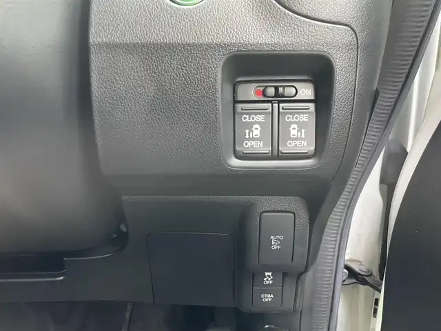 ホンダ Ｎ ＢＯＸ G SSパッケージ 千葉県 2017(平29)年 1.7万km プレミアムホワイトパールⅡ ワンオーナー/純正ナビ/ワンセグTV/CD/Blue Tooth/D/N席シートヒーター/両側パワスラドア/ビルトインETC/電動格納ミラー/後席ロールシェード/前席背面テーブル/後席スピーカー/チップアップシート/キセノンヘッドライト/バックカメラ/取説/保証書/Ｒ６ディーラー記録簿