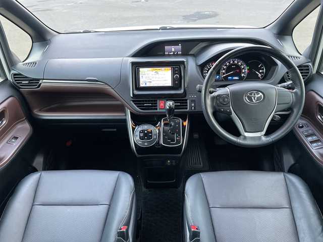 トヨタ エスクァイア Gi 道央・札幌 2017(平29)年 8.8万km ホワイトパールクリスタルシャイン ・4WD　/寒冷地仕様/・トヨタセーフティセンス/・プリクラッシュセーフティ/・アクティブクルーズコントロール/・レーンキープアシスト/・純正メモリナビ/・ＤＶＤ・ＣＤ・ＳＤ・ＢＴ/・フルセグＴＶ/バックカメラ/・黒レザーシート/・前席シートヒーター/・スマートキー/エンジンスターボタン/・両側パワースライドドア/・オートライト/オートハイビーム/・LEDヘッドライト/フォグライト/・前方ドラレコ