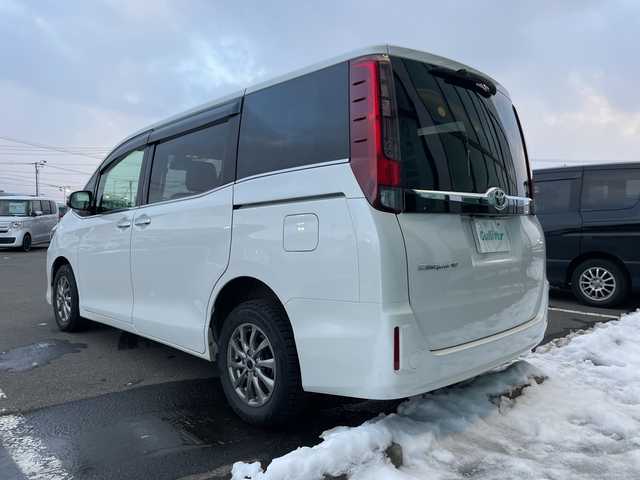 トヨタ エスクァイア Gi 道央・札幌 2017(平29)年 8.8万km ホワイトパールクリスタルシャイン ・4WD　/寒冷地仕様/・トヨタセーフティセンス/・プリクラッシュセーフティ/・アクティブクルーズコントロール/・レーンキープアシスト/・純正メモリナビ/・ＤＶＤ・ＣＤ・ＳＤ・ＢＴ/・フルセグＴＶ/バックカメラ/・黒レザーシート/・前席シートヒーター/・スマートキー/エンジンスターボタン/・両側パワースライドドア/・オートライト/オートハイビーム/・LEDヘッドライト/フォグライト/・前方ドラレコ