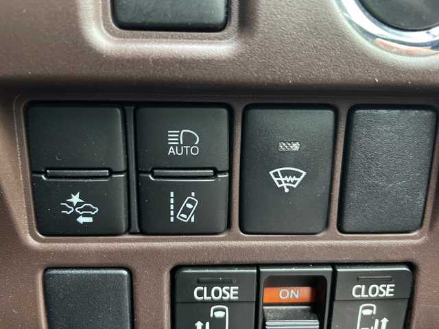 トヨタ エスクァイア Gi 道央・札幌 2017(平29)年 8.8万km ホワイトパールクリスタルシャイン ・4WD　/寒冷地仕様/・トヨタセーフティセンス/・プリクラッシュセーフティ/・アクティブクルーズコントロール/・レーンキープアシスト/・純正メモリナビ/・ＤＶＤ・ＣＤ・ＳＤ・ＢＴ/・フルセグＴＶ/バックカメラ/・黒レザーシート/・前席シートヒーター/・スマートキー/エンジンスターボタン/・両側パワースライドドア/・オートライト/オートハイビーム/・LEDヘッドライト/フォグライト/・前方ドラレコ